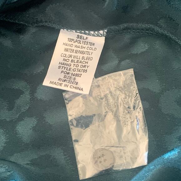 Glam Dark Green Leopard Print LS V-Neck Blouse Oversize Small New with Tags - Picture 7 of 9